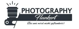 Geschäftslogo mit Kamera-Objektiv und Text „Photography Flunkert. Bei uns wird nicht geflunkert!“