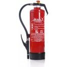 Roter Feuerlöscher mit schwarzem Schlauch und weißem Text auf der Vorderseite.