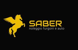 Logo giallo con un cavallo alato e la scritta "SABER noleggio furgoni e auto" su sfondo nero.