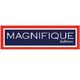 Logo van Magnifique Fashion in wit op donkerblauwe achtergrond met rode rand.