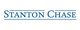 Logo mit blauem Text: "Stanton Chase" zwischen zwei horizontalen Linien.