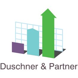Logo mit drei farbigen Pfeilen vor einem Gitter, Text: Duschner & Partner.