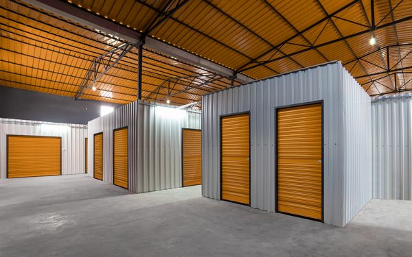 Lagerräume mit gelben Toren