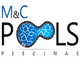 Logo de M&C Pools con una piscina azul ilustrada en forma de letra "O".