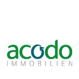 Logo mit grünem Text „acodo“ und grauem „IMMOBILIEN“. Pfeil im Buchstaben „o“.