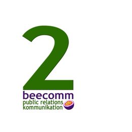 Zahl 2 in Grün mit "beecomm public relations kommunikation" und Frucht-Icon darunter.