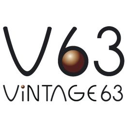 Logo mit Text "Vintage 63", stilisiert mit einer braunen Kugel im Buchstaben "V" und der Zahl "63".