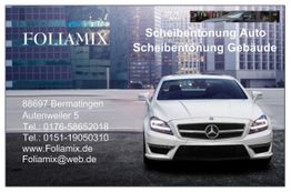 Auto vor Hochhäusern, Foliamix-Logo, Kontaktinfos für Scheibentönung in Bermatingen.