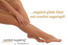 Person streichelt glatte Beine, Text: "Magisch glatte Haut mit comfort sugaring®".
