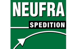 Logo von Neufra Spedition, grüner Hintergrund, weißer Pfeil und Schrift, schwarzes Banner.