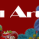 Text "perl Art" mit bunten Perlenschmuckstücken und blauer Blume auf rotem Hintergrund.
