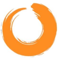Orange, unvollständiger, kreisförmiger Pinselstrich auf weißem Hintergrund.