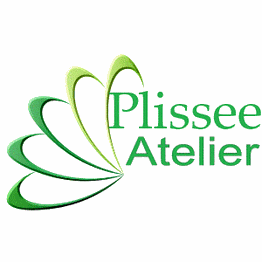Logo mit grünem stilisiertem Plissee-Muster und dem Schriftzug "Plissee Atelier".