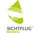 Logo mit grünem Segel und Brücke, Text "Sichtflug Medien" darunter.