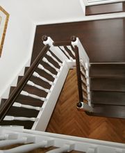 Holzwangentreppe im Landhausstil