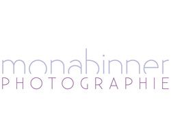 Textlogo: "monabinner PHOTOGRAPHIE" in lila und rosa auf weißem Hintergrund.