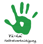 Grüner Handabdruck mit Herzform in der Mitte, Text: "Ti-La Selbstverteidigung".