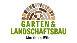 Logo mit buntem Halbkreis und Text: "Garten & Landschaftsbau Matthias Wild".