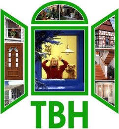 Ein Kind und Teddybär schauen durch ein blaues Fenster; umgeben von Haus- und Innenansichten.