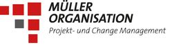Logo der Müller Organisation mit Text "Projekt- und Change Management", rote und graue Quadrate.