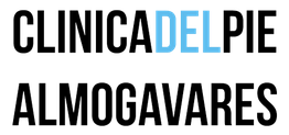 Texto negro: "CLINICA DEL PIE". Texto más grande abajo: "ALMOGAVARES". "DEL" es azul.