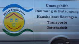 Lieferwagen mit Schriftzug: "MÜLLER UND GUT!", Umzugs- und Gartenarbeit-Diensten.