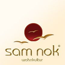 Logo von Sam Nok Wohnkultur mit roter Sonne und stilisierten Vögeln auf hellbeigem Hintergrund.