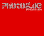 Rotes Bild mit grauem Text: "Photog.de photojournalism".
