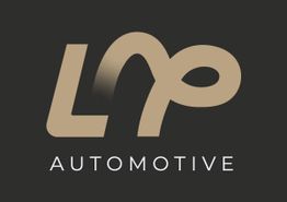 Logo de LMP Automotive con letras doradas sobre fondo negro.