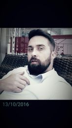Immagine di un uomo con barba seduto su una sedia, foto scattata il 13/10/2016.