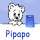 Ein niedlicher Bär schaut neugierig über einen Tisch. Daneben eine blaue Tasche. Text: Pipapo.