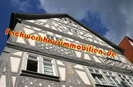Fachwerkhaus von unten fotografiert, Schriftzug "fachwerkhausimmobilien.de" diagonal drüber.