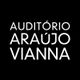 Texto branco "Auditório Araújo Vianna" em fundo preto.
