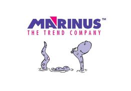 Marinus Logo mit lila Cartoon-Wesen im Wasser darunter.