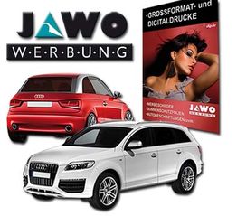 Zwei Audi-Autos vor einem Werbeplakat von "Jawo Werbung" für Großformat- und Digitaldrucke.