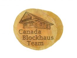 Holzschnitt eines Blockhauses mit Text "Canada Blockhaus Team" auf einem runden Holzscheibenschild.