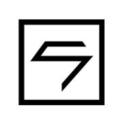 Schwarzes stilisiertes "S7"-Logo in einem Quadrat auf weißem Hintergrund.