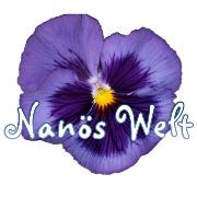 Blaue Blume mit der Aufschrift "Nanös Welt" im Vordergrund.