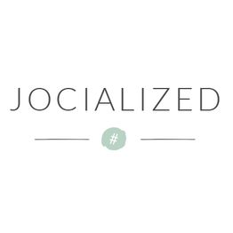 Logo met de tekst "Jocialized" en een groene hashtag in het midden.