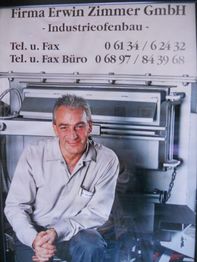 Mann in grauem Hemd vor Industriegerät, mit Kontaktinfos der Firma Erwin Zimmer GmbH darüber.