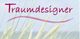„Traumdesigner“-Schriftzug über einer Grafik mit hohen Gräsern und einem sanften Hintergrund.
