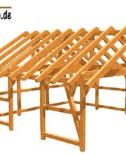 Holzkonstruktion mit Satteldachrahmen, Logo von holz-bauplan.de oben links.