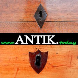 Nahaufnahme von zwei antiken Schlüssellöchern mit dem Text "ANTIK.today" dazwischen.