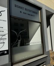 Geschäftsfassade von Diskret Bestattungen mit Dienstleistungen wie Seebestattung und Feuerbestattung.