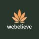 Logo mit orangefarbenem Blattdesign über dem Schriftzug "webelieve" auf dunklem Hintergrund.