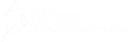 Logo de "Finca La Valienta" con una torre y texto cursivo en blanco.