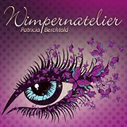 Illustration eines Auges mit blauen Wimpern und Schmetterlingen, "Wimpernatelier" in Schrift oben.