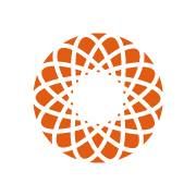 Emblema circular alaranjado com padrão entrelaçado no centro de fundo branco.