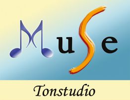 Bild mit dem Text "Muse Tonstudio" in kreativer Schriftart und buntem Farbverlauf.