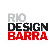 Logotipo com as palavras "Rio Design Barra" em letras cinzas, pretas e vermelhas.